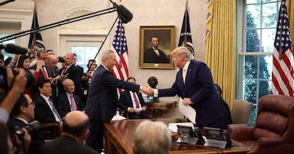 El cuarto viceprimer ministro chino, Liu He, y Donald Trump, en octubre de 2019 en la Casa Blanca.