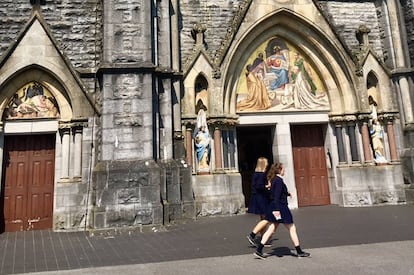 Unas jóvenes ante la iglesia del Sagrado Corazón de Roscommon.