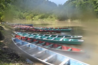 Barcas para navegar por el río Tampaón.