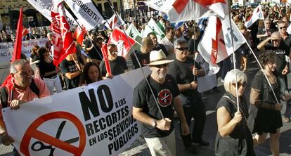 Los empleados p&uacute;blicos calentaron motores ayer en Valencia con una protesta en el centro.