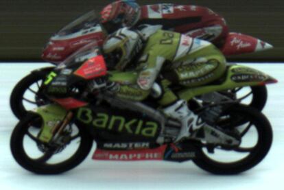 <i>Foto finish</i> de la llegada a meta de Faubel, en primer término, y Zarco.