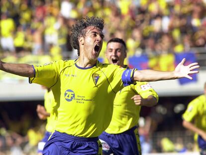 Oli canta, entusiasmado, un gol.