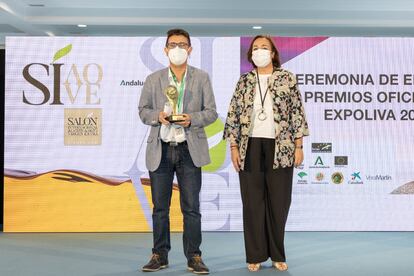 El periodista Ginés Donaire y la viceconsejera de Agricultura, Ana Corredera, en la entrega del Premio de Comunicación de Expoliva.