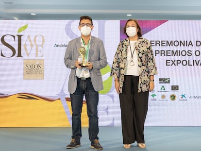 El periodista Ginés Donaire y la viceconsejera de Agricultura, Ana Corredera, en la entrega del Premio de Comunicación de Expoliva.