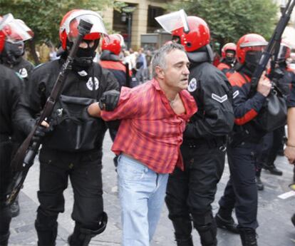 Un detenido en los incidentes al inicio de la Semana Grande de San Sebastián en 2009.