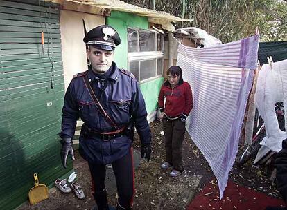 Un agente italiano recorre el campamento ilegal Tor di Quinto, al norte de Roma, cerrado por la policía.