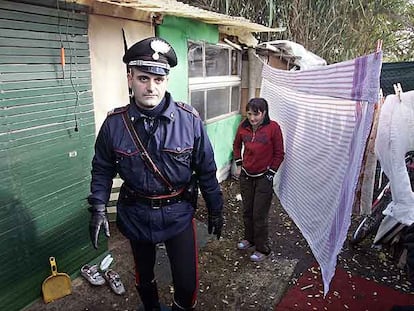 Un agente italiano recorre el campamento ilegal Tor di Quinto, al norte de Roma, cerrado por la policía.