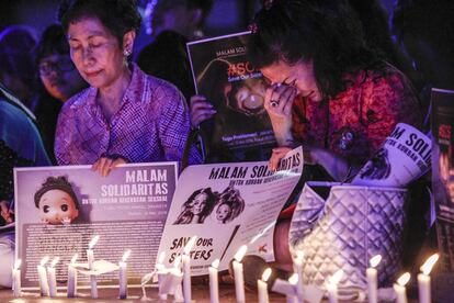 Cientos de activistas indonesios participan en una protesta en solidaridad con las víctimas de violencia sexual.