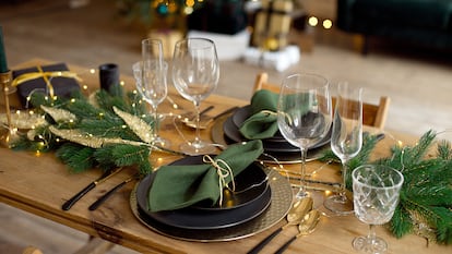 La mayoría de productos cuentan con colores dorados que embellecen y aportan luz a la decoración de tu mesa. GETTY IMAGES.