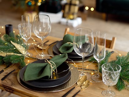La mayoría de productos cuentan con colores dorados que embellecen y aportan luz a la decoración de tu mesa. GETTY IMAGES.