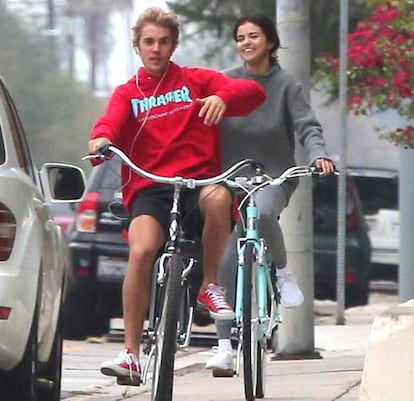 Justin Bieber y Selena Gomez montando en bicicleta por Los Angeles el verano pasado.