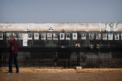  Fotografías de represaliados del franquismo en el cementerio de San Fernando de Sevilla.