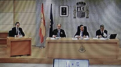 Imagen del monitor de la sala de prensa de la Audiencia Nacional de San Fernando de Henares del presidente del Gobierno, Mariano Rajoy.