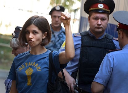 Nadezhda Tolokonnikova en una de las icónicas imágenes que dejó el juicio a las Pussy Riot.