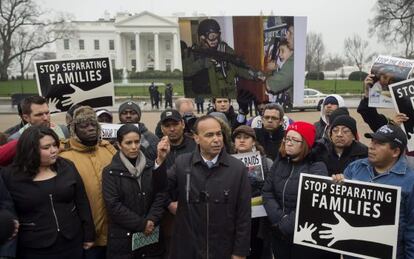 El congresista Luis Guti&eacute;rrez durante una protesta en la Casa Blanca por la deportaci&oacute;n de centroamericanos