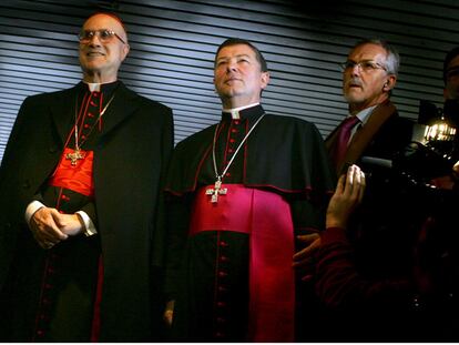 El cardenal secretario de Estado, Tarcisio Bertone, junto al cardenal Rouco (a la izquierda) y el obispo auxiliar de Madrid y portavoz de la Conferencia Episcopal, Juan Antonio Martínez Camino