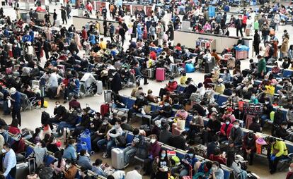 Cientos de viajeros esperan en el interior de la estación de trenes Hankou de Wuhan una vez que el bloqueo ha llegado a su fin.