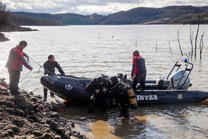 Miembros del equipo de rescate de la Ertzaintza rastrean el pantano de Urrunaga (Álava).