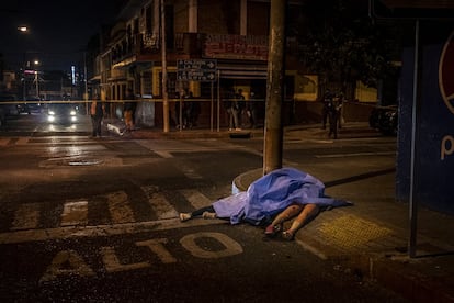 Las hermanas Lemus, de 18 y 20 años, fueron tiroteadas el 31 de diciembre de 2019 desde una moto en una avenida de Ciudad de Guatemala cuando regresaban de su trabajo. La policía da por hecho que detrás del crimen está la pandilla Barrio 18, una de las dos más poderosas del país.<br><br>Este es el retrato del círculo vicioso del que no logra salir Guatemala. Emigración que alimenta la violencia. Violencia que alimenta la emigración. En un país pobre y lastrado por el crimen —más de 60.000 homicidios en la última década—, madres y padres se ven obligados a abandonar su tierra para buscarse el sustento en otro lugar, por lo general yéndose sin visado a Estados Unidos a través de México.<br>