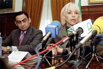 La alcaldesa de Cádiz, Teófila Martínez, junto a Manuel Rodríguez de Castro, en 2001.