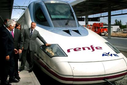 El ministro de Fomento, José Blanco, a la llegada del tren del AVE a Albacete, final del viaje de prueba desde Pozorrubielos (Cuenca).