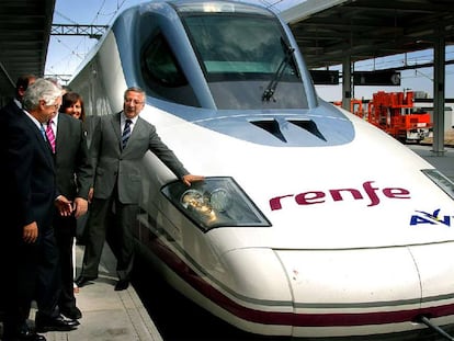 El ministro de Fomento, José Blanco, a la llegada del tren del AVE a Albacete, final del viaje de prueba desde Pozorrubielos (Cuenca).