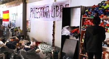 Interior del edificio okupado por ultraderechistas en la calle Juan de Olias, en el distrito de Tetuán.