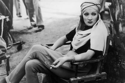 La mujer de la mirada de hielo, la actriz y cantante alemana Marlene Dietrich, también se tuvo que exiliar tras la llegada de Hitler al poder en su país natal: primero a Francia y luego a Estados Unidos. Para contribuir a derrocar al dictador nazi le cantaba a las tropas estadounidenses durante la Segunda Guerra Mundial. Adquirió la nacionalidad estadounidense en 1939. En su carrera hollywoodiense trabajó a las órdenes de grandes como Orson Welles, Alfred Hitchcock o Billy Wilder. Murió en París en 1992.