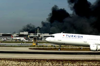 Los aviones estacionados en las pistas han sido alejados de la zona afectada por motivos de seguridad. Las operaciones de aterrizaje y despegue han quedado suspendidas temporalmente.