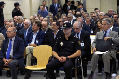 Momento del juicio en la Audiencia Nacional sobre el 'caso Bankia', el 26 de septiembre de 2016.  Entre los acusados, a la derecha de la imagen está el expresidente de Caja Madrid, Miguel Blesa, junto a su sucesor en el cargo, Rodrigo Rato. Y en la primera fila, a la izquierda, Gerardo Díaz Ferrán, expresidente de CEOE.
