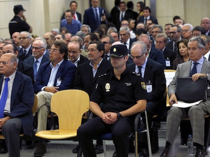 Momento del juicio en la Audiencia Nacional sobre el 'caso Bankia', el 26 de septiembre de 2016.  Entre los acusados, a la derecha de la imagen está el expresidente de Caja Madrid, Miguel Blesa, junto a su sucesor en el cargo, Rodrigo Rato. Y en la primera fila, a la izquierda, Gerardo Díaz Ferrán, expresidente de CEOE.