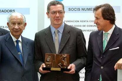 El alcalde de Madrid, Alberto Ruiz-Gallardón, con el trofeo Sport Cultura Barcelona, entre el presidente de honor del Comité Olímpico Internacional, Juan Antonio Samaranch, y el presidente del Instituto Dexeus, Gabriel Masfuroll.