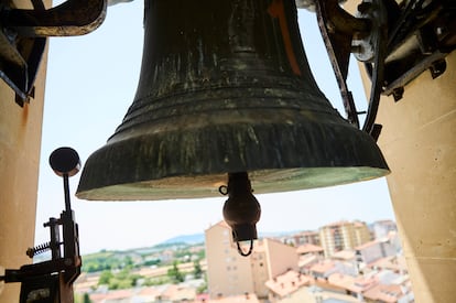 Una de las campanas del campanario de la iglesia de San Andrés de Villava. 