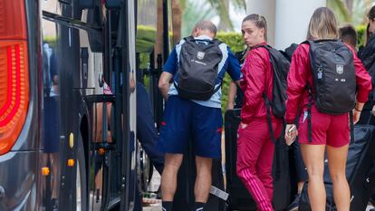 Algunas de las jugadoras de la selección femenina, este martes a su llegada al hotel de concentración en Oliva (Valencia).