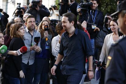 El secretario general de Podemos, Pablo Iglesias, rodeado de periodistas a las puertas del hemiciclo.