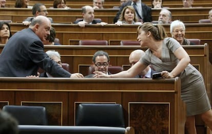 El diputado del PNV Emilio Olabarria charla con la presidenta del PP en Cataluña, Alicia Sanchez Camacho.