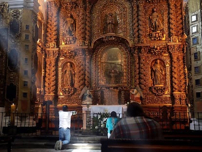 Feligreses católicos oran en el Conjunto Conventual Franciscano el Monasterio y Catedral Nuestra Señora de la Asunción, en el estado de Tlaxcala.