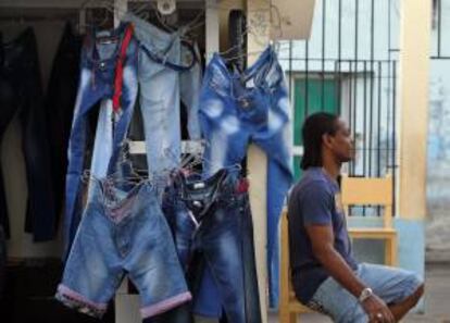 Vista de un negocio privado de venta de ropa importada, en La Habana (Cuba).