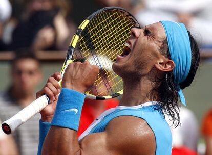 Nadal celebra un punto durante la final del torneo de tenis de Roland Garros 2007, en la que derrotó a Federer por 6-3, 4-6, 6-3, 6-4.