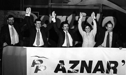 Celebración de la victoria del Partido Popular en las Elecciones Legislativas de 1996, en la sede del PP en la calle Génova. En la imagen, Mariano Rajoy, Francisco Álvarez Cascos, José María Aznar, Ana Botella y Rodrigo Rato.