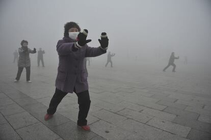 Taichi, en medio de la contaminación, en la ciudad de Fuyang, centro de China.