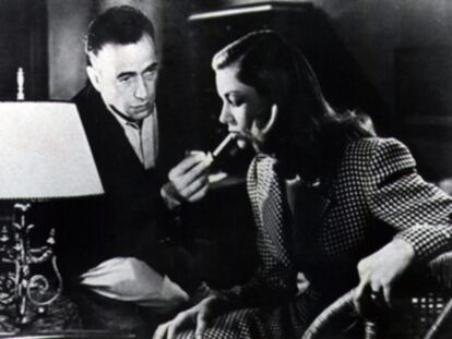 Humphrey Bogart le da lumbre a Lauren Bacall en una escena de 'Tener y no tener' (1944) de Howard Hawks. Es una de las múltiples secuencias en las que esta pareja encabeza un diálogo tras el ritual de enrrollarse un cigarrillo y encenderlo.