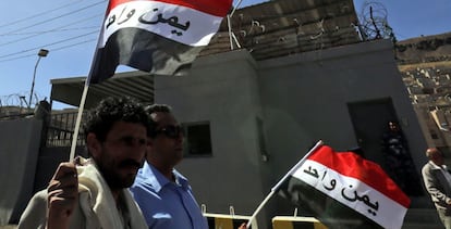 Dos yemeníes participan en Saná, capital del país, en una manifestación en contra de los ataques de la coalición árabe, encabezada por Arabia Saudí, este lunes.