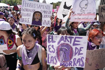 Mujeres marchan sobre la av. Juárez, en el centro de la Ciudad de México.
