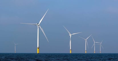 Turbinas de viento en el parque Eneco Luchterduinen, cerca de 
 Ámsterdam (Países Bajos).