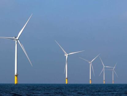 Turbinas de viento en el parque Eneco Luchterduinen, cerca de 
 Ámsterdam (Países Bajos).