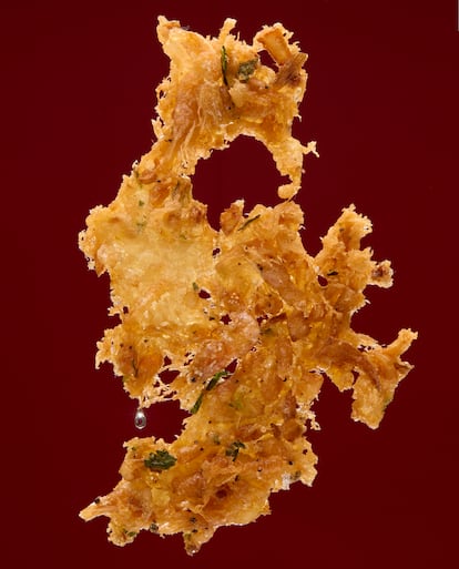 Tortillita de camarones. La tortillita de camarones en Surtopía se elabora al momento con harina de trigo, cebolleta fresca, perejil y camarón crudo, logrando un crujiente perfecto al freírla en paella.