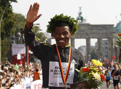 Haile Gebreselassie celebra su victoria en Berlín.