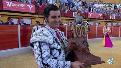 Al inicio del festejo, Morante recibió un trofeo conmemorativo de sus cien corridas lidiadas en 2022.