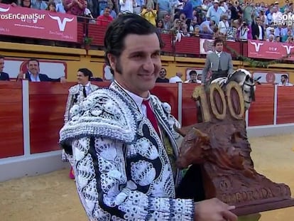 Al inicio del festejo, Morante recibió un trofeo conmemorativo de sus cien corridas lidiadas en 2022.